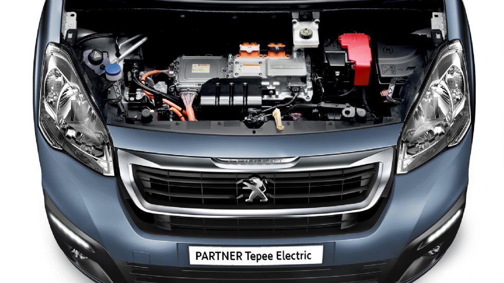 Το Partner Tepee Electric χρησιμοποιεί τον ηλεκτρικό κινητήρα των 67 ίππων και των 200 Nm ροπής, που είδαμε και στο Partner Electric van. Παίρνει ενέργεια από δύο σετ μπαταριών ιόντων λιθίου 22.5 kWh.
